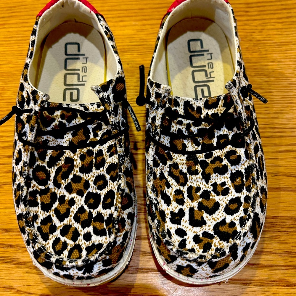 Wendy Youth Hey Dudes - size Y1-L2 - cheetah and Magenta - Like New